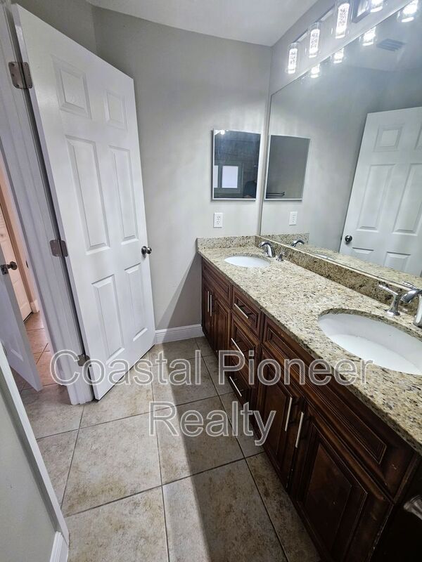 Building Photo - 1407 Mohrlake Dr