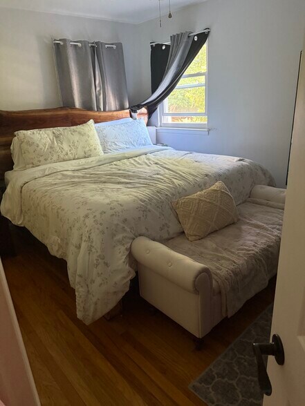 Master Bedroom - 921 Milford Point Rd