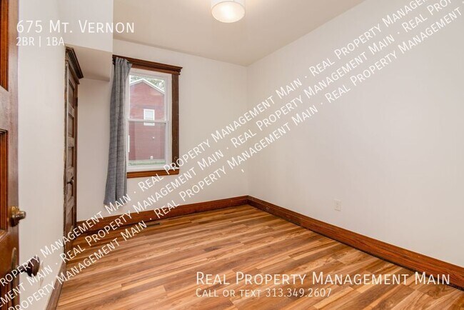 Building Photo - Second Floor 2 Bed 1 Bath