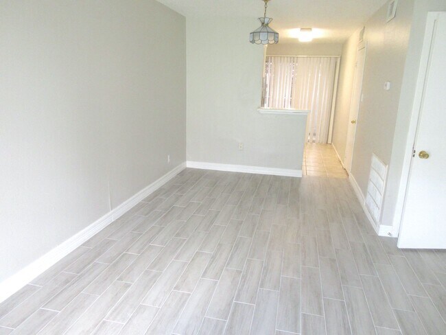 Building Photo - SPRING BRANCH CONDO WITH ALL BILLS PAID!