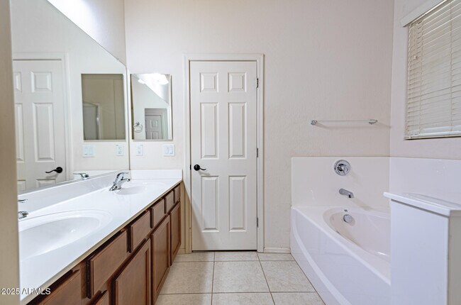 Building Photo - 18433 W Sunnyslope Ln