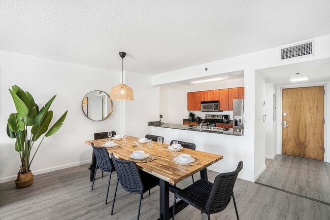 Building Photo - 1 SE 12th St