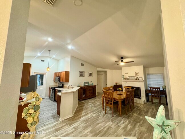 Building Photo - 1245 Ambra Dr