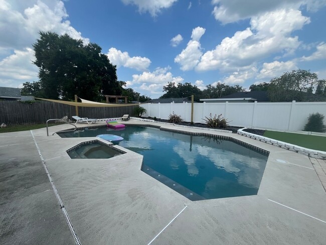 Building Photo - 5119 Ferncrest Dr