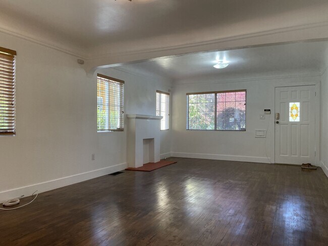 Building Photo - Private Single Family Home in Central Quie...
