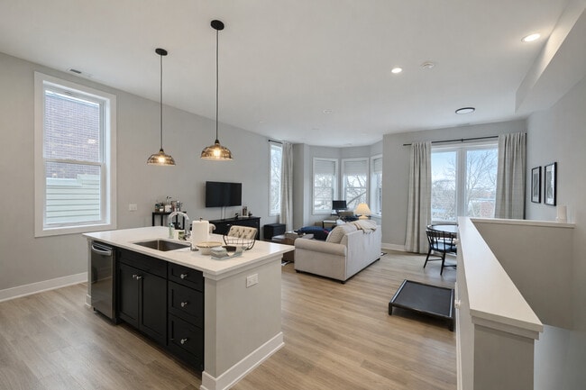 Building Photo - 1535 N Maplewood Ave