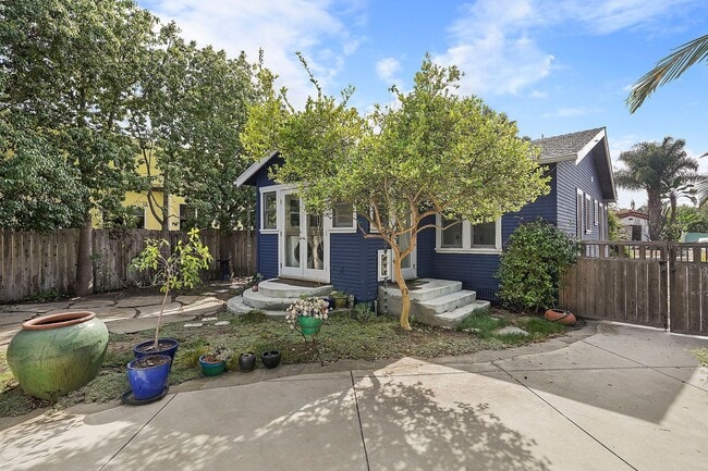 Building Photo - Enchanting Bungalow w/English Flower Garden in Venice- 2 Bedrooms 1 Bath