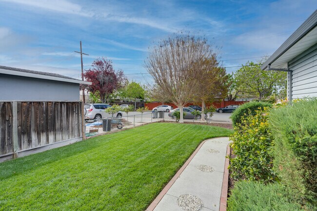Building Photo - 405 S Fernwood Cir