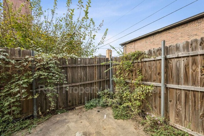 Building Photo - 8109 Silver Creek Rd