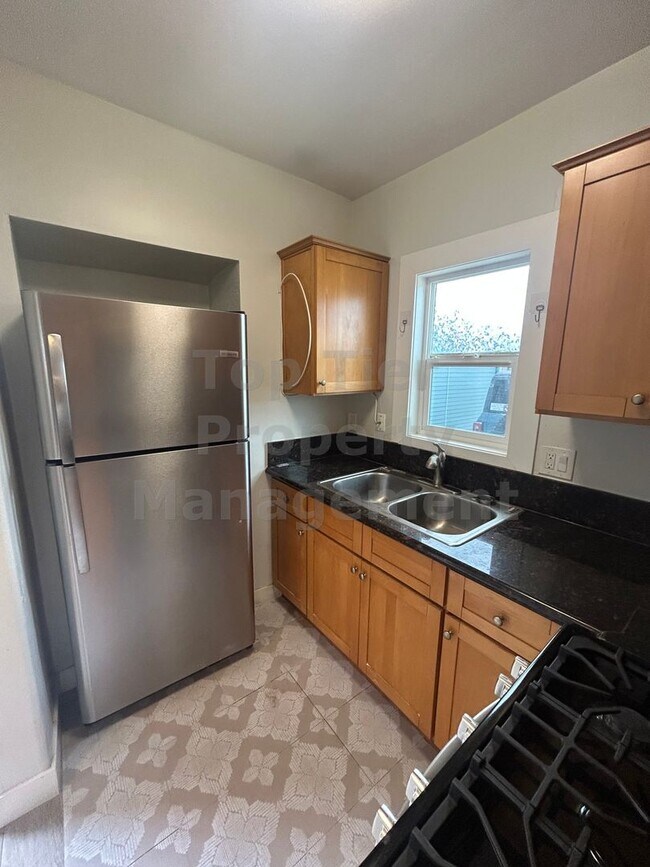 Building Photo - 2945 Kalmia St