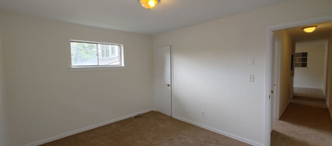 Building Photo - Duplex walking distance to UTC!