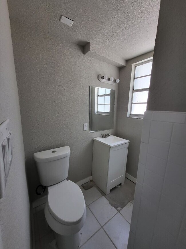 Building Photo - Mid-Century Home Ready for Move-In