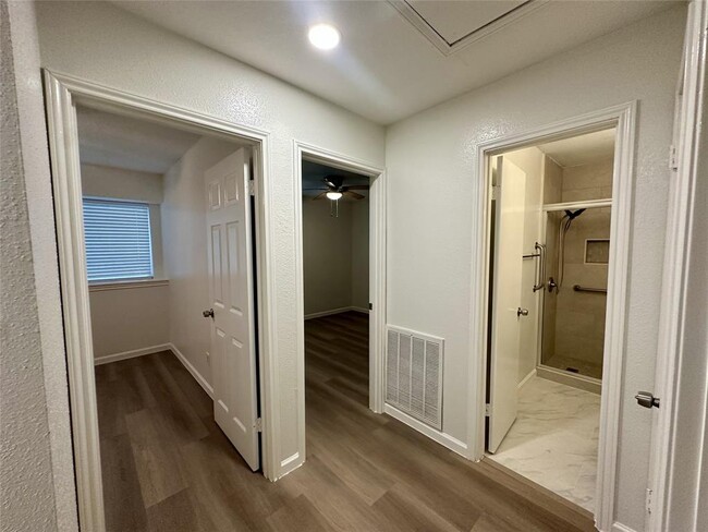 Building Photo - 1126 Ravenscourt Dr