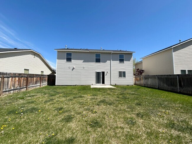 Building Photo - Discover Tranquil Living at Ariposa Park: 4BR, 2.5BA Home