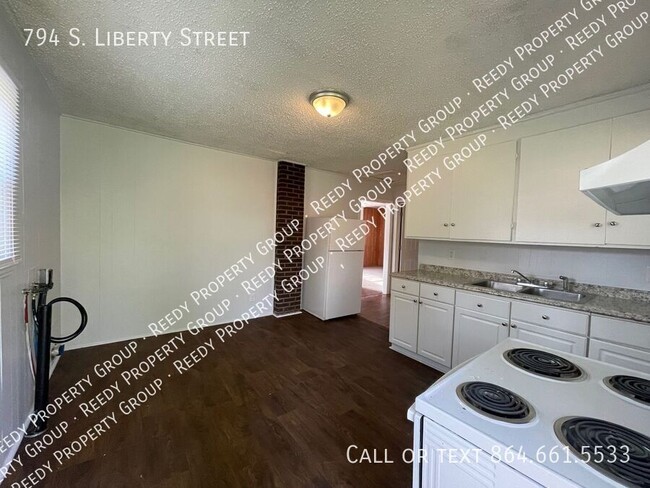 Building Photo - Super Cute 2 bedroom / 1 bathroom home nea...