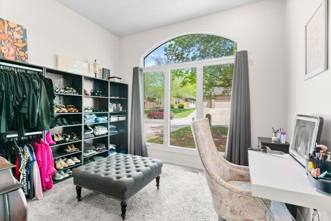 Building Photo - 840 E Gaslight Dr