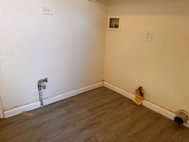 Building Photo - 2 Bedroom, 1 Bath Duplex