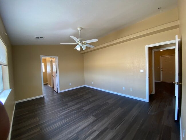 Building Photo - COUNTRY PLACE II U3 - Bluebird Avenue