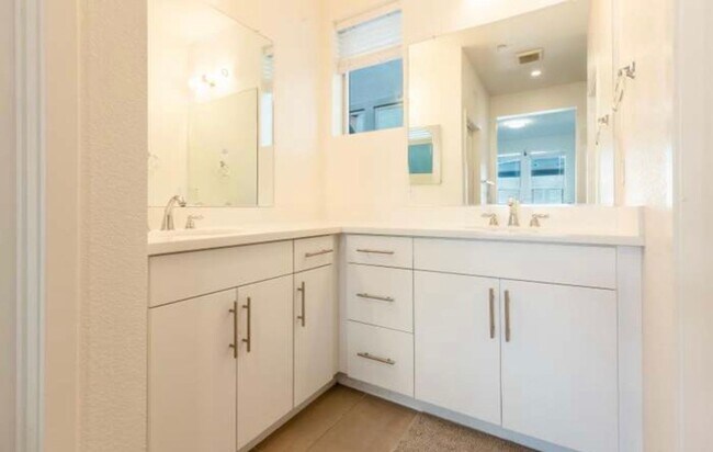 Building Photo - First Month Rent: FREE (with approved lease terms)