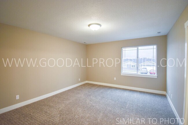 Building Photo - Wonderful 5 bedroom, 3.5 bath with a finis...