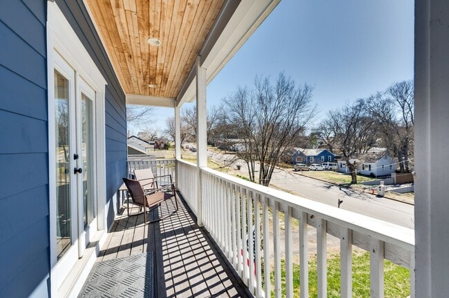 Building Photo - 1007 Dew St