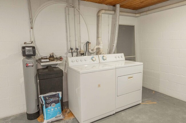 Building Photo - Updated Townhouse with Deck, Basement, New...