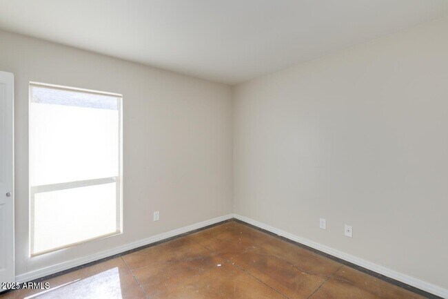 Building Photo - 3832 E Bloomfield Rd