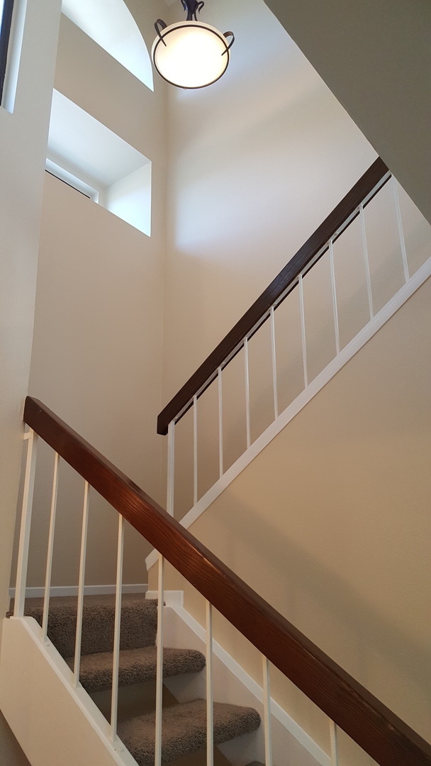 Building Photo - 2 Bed/2.5 Bath Townhouse w/2 Car Attached ...