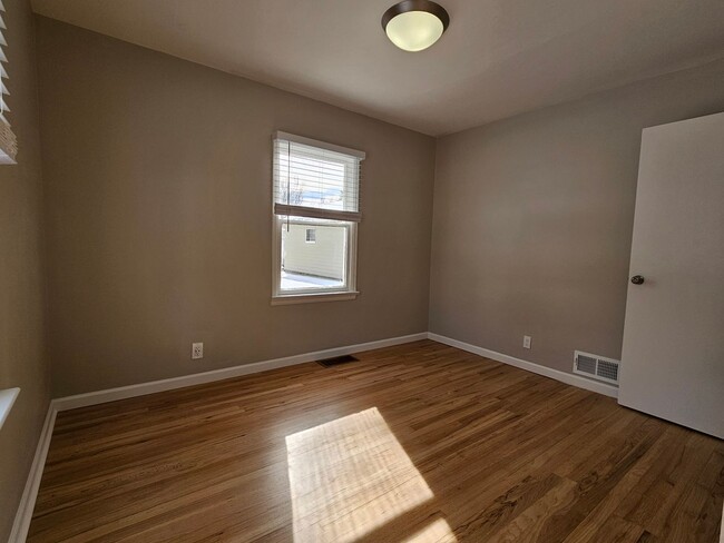 Building Photo - Adorable Light and Bright Refinished 2 Bed...