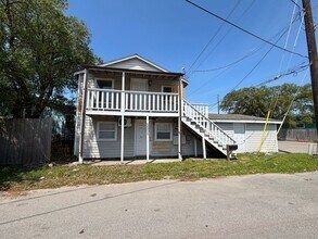 Building Photo - Cute 1 bedroom 1 bath duplex