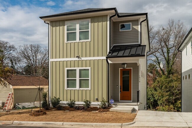 Building Photo - Gorgeous 4-bedroom, 4-bathroom Modern Home Durham, NC