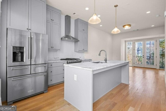 Building Photo - 689 Fraser St SE