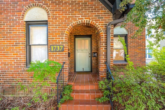 Building Photo - 1737 Albans Rd