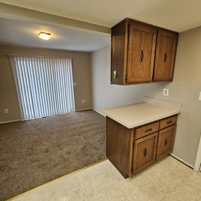 Building Photo - Updated 2 Bed Ranch Condo w/ Garage in Chesterfield, Prime Location