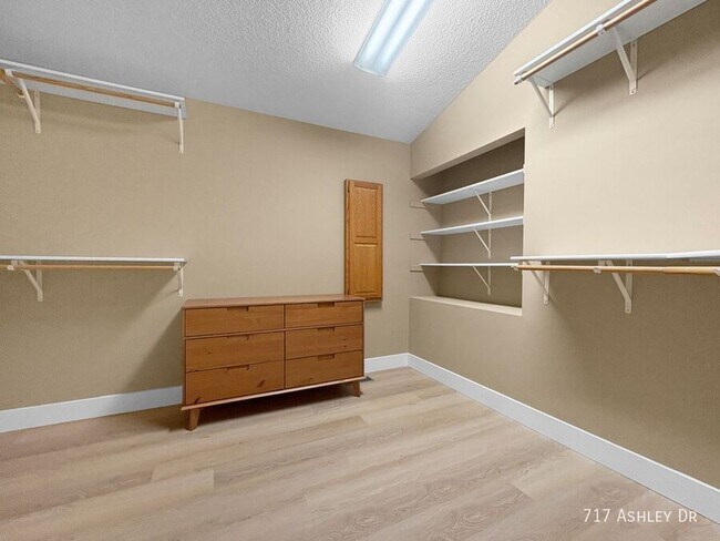 Building Photo - 717 Ashley Dr