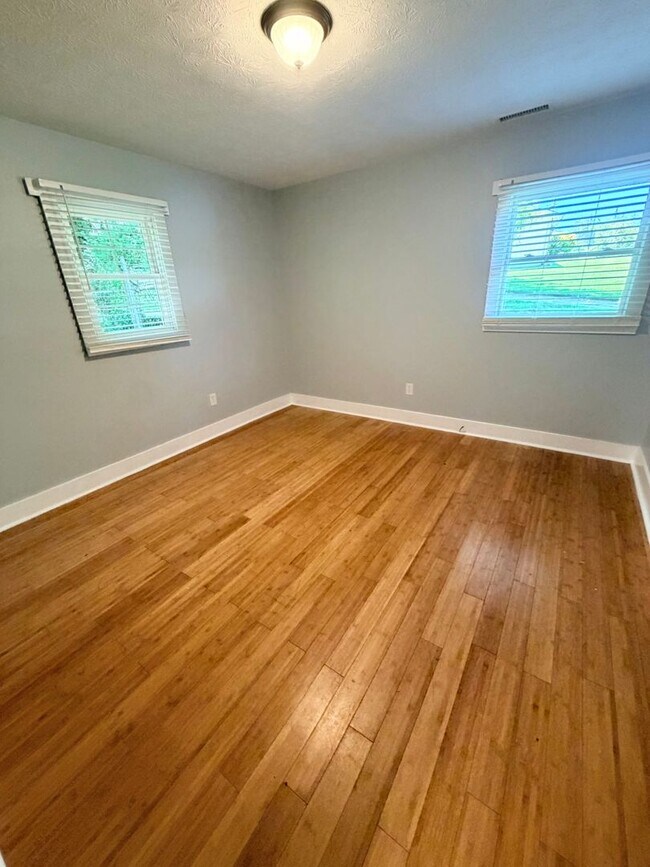 Building Photo - 5 Bedroom, 2.5 Bathroom house, Super convenient location! Arden