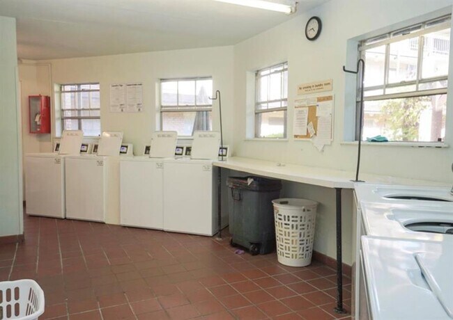 Building Photo - 2425 Ashdale Dr