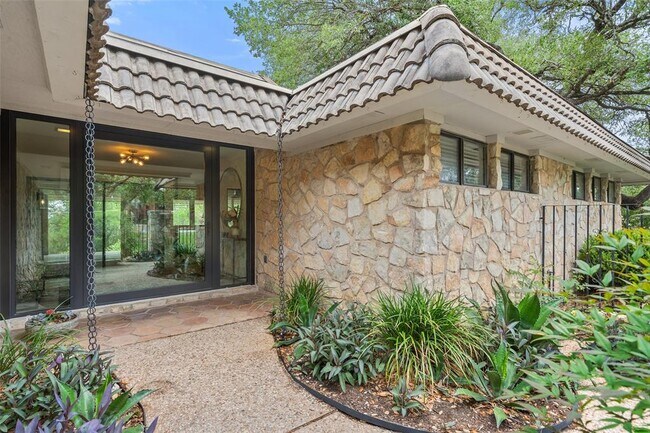 Building Photo - 113 Comet