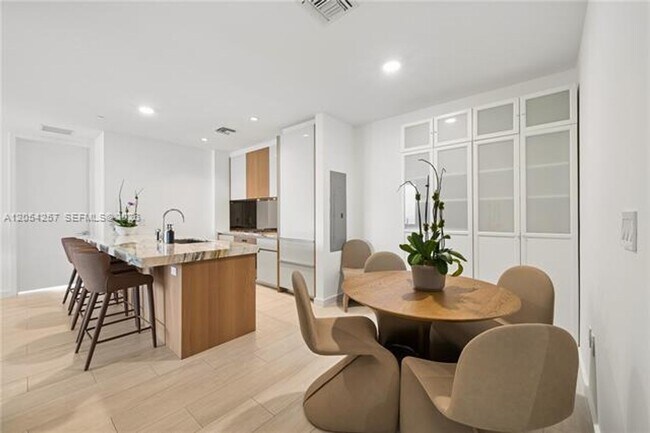 Building Photo - 2831 S Bayshore Dr