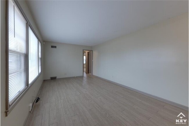 Building Photo - 953 S Doreen St