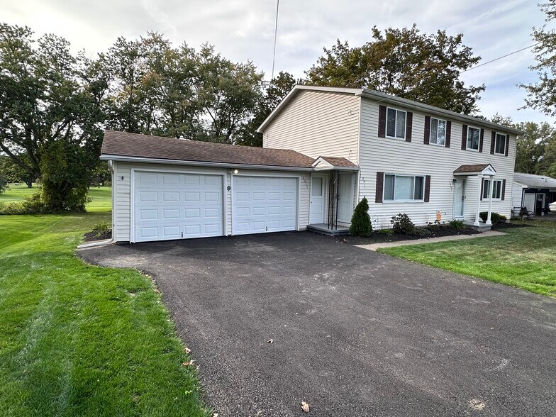 Private garage - left side - 2311 Baird Rd