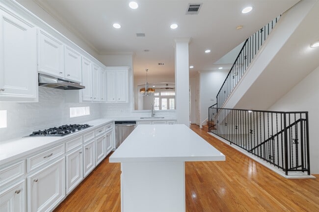 Building Photo - 702 Asbury St