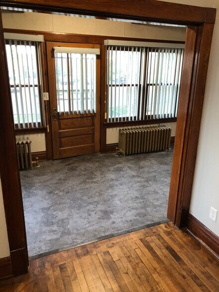 Building Photo - 412 W Ridge St