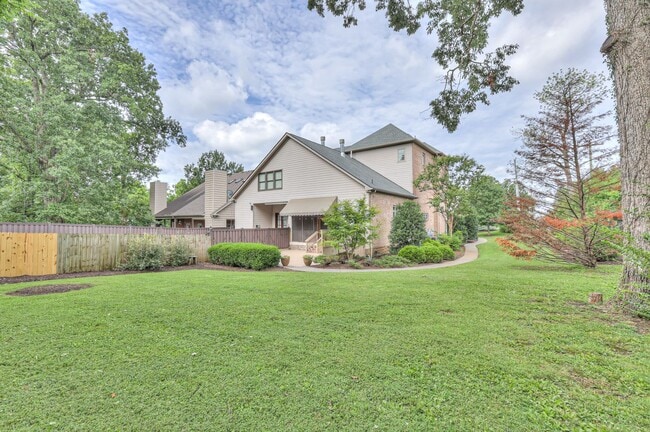 Building Photo - Stunning Executive Townhome in the Heart o...