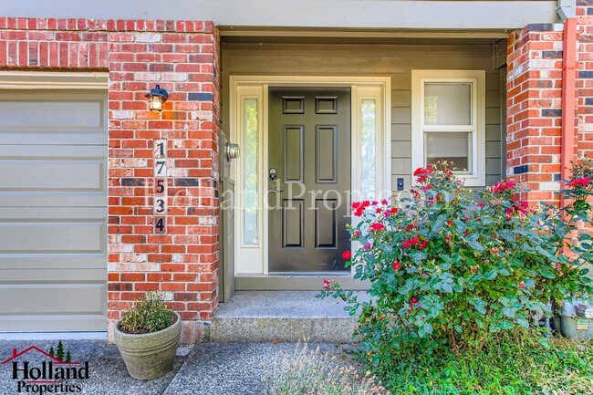 Building Photo - Elegant 3-Bedroom Home Steps from Nature