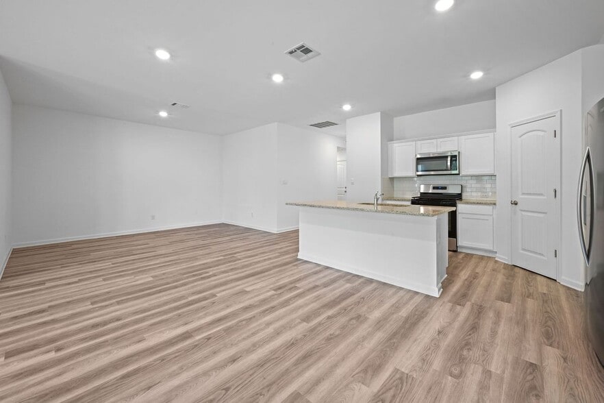 Building Photo - 15820 Loussier Dr