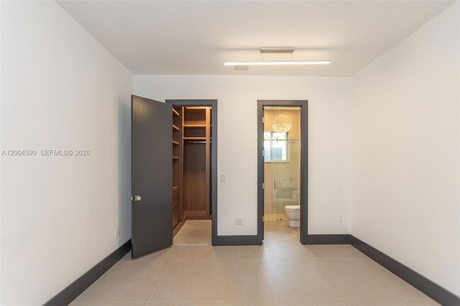 Building Photo - 2440 N Shore Terrace