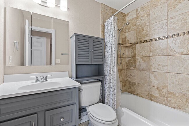 Building Photo - 3 Bed 2 Bath Home with HUGE Yard Available...
