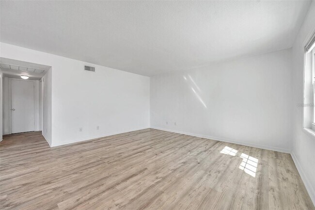 Building Photo - 108 Pompano Dr SE