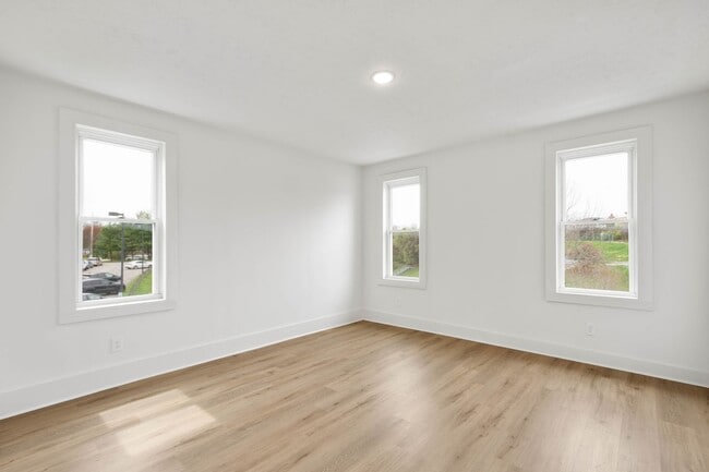 Building Photo - 2 BEDROOM END UNIT IN THE HEART OF DORMONT...